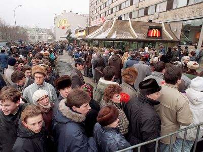 Очередь в первый открывшийся "Макдональдс", Москва, 1990. Фото: kakzachem.ru Очередь в первый открывшийся "Макдональдс", Москва, 1990. Фото: kakzachem.ru